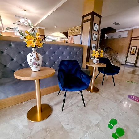 Hotel Yarus Plus Ploieşti Buitenkant foto