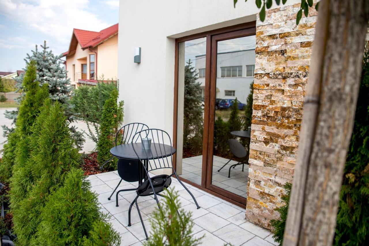Hotel Yarus Plus Ploieşti Buitenkant foto