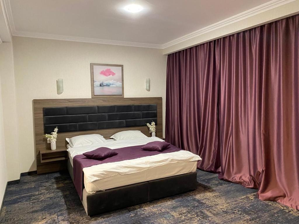 Hotel Yarus Plus Ploieşti Buitenkant foto