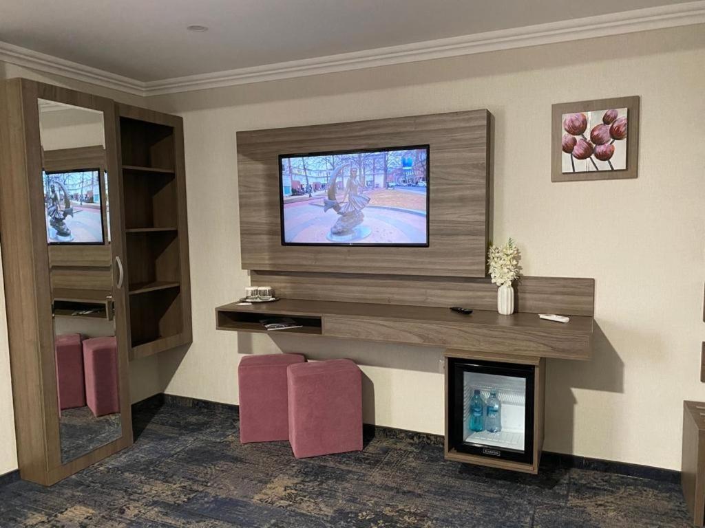 Hotel Yarus Plus Ploieşti Buitenkant foto