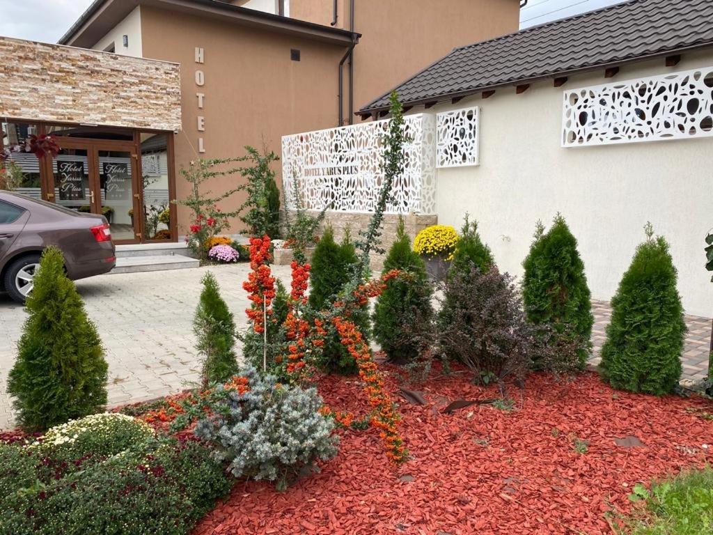 Hotel Yarus Plus Ploieşti Buitenkant foto