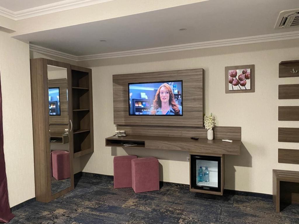 Hotel Yarus Plus Ploieşti Buitenkant foto