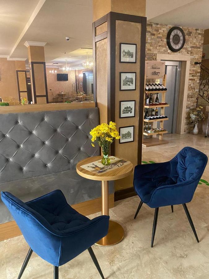 Hotel Yarus Plus Ploieşti Buitenkant foto