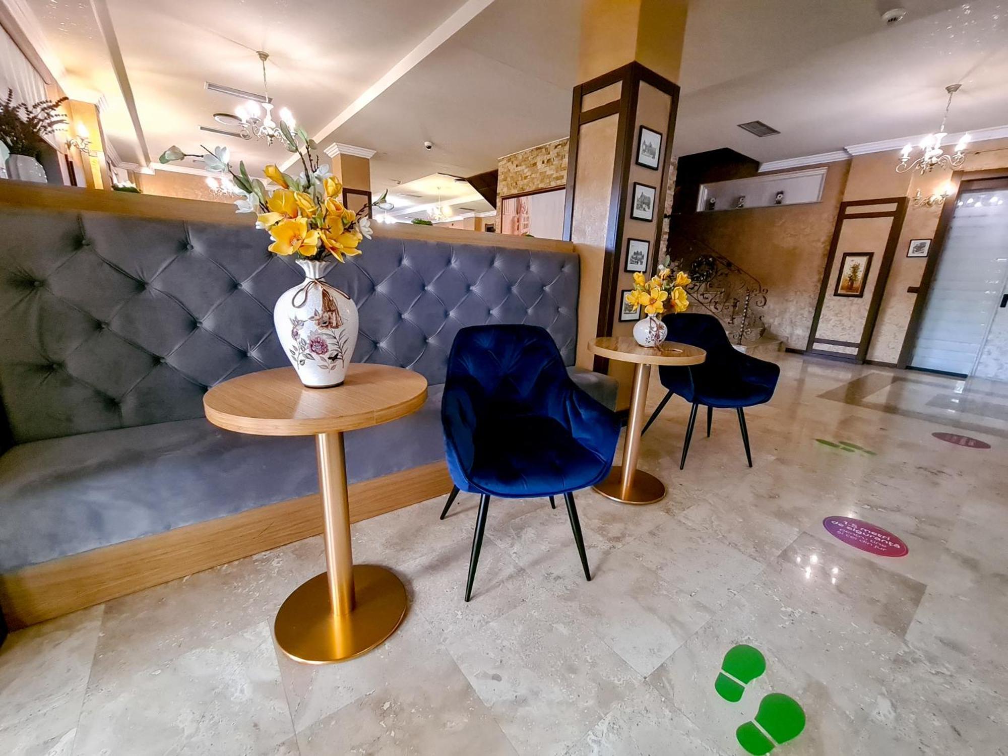 Hotel Yarus Plus Ploieşti Buitenkant foto