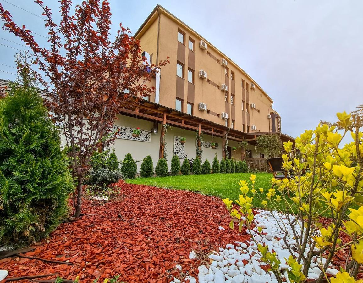 Hotel Yarus Plus Ploieşti Buitenkant foto