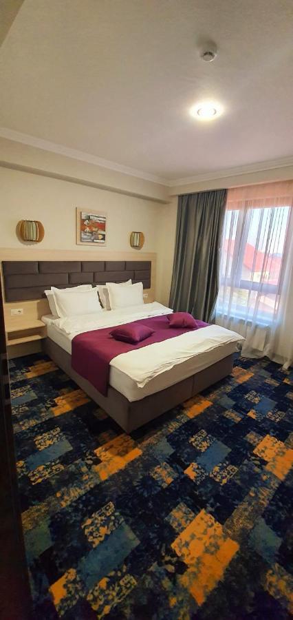 Hotel Yarus Plus Ploieşti Buitenkant foto