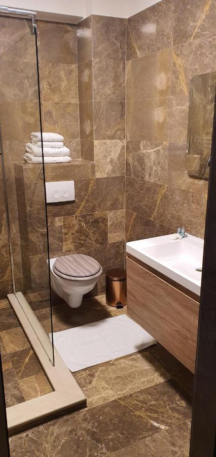 Hotel Yarus Plus Ploieşti Buitenkant foto