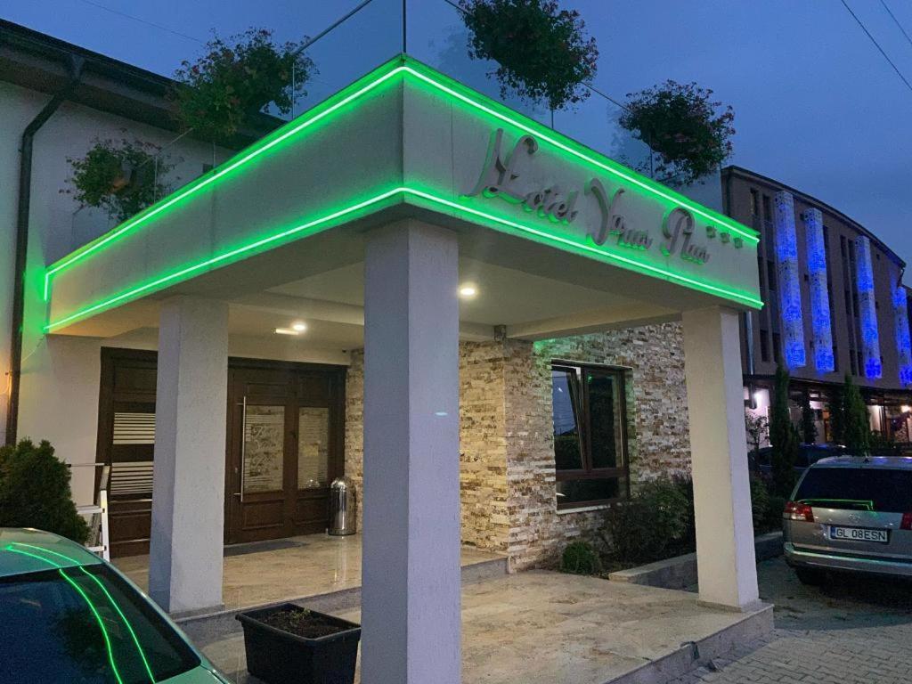 Hotel Yarus Plus Ploieşti Buitenkant foto