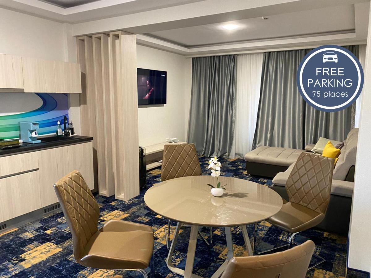Hotel Yarus Plus Ploieşti Buitenkant foto