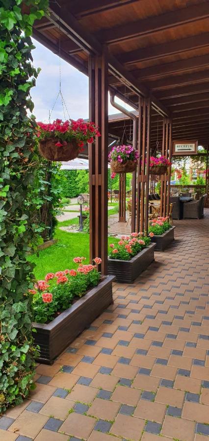 Hotel Yarus Plus Ploieşti Buitenkant foto