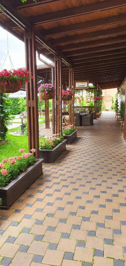 Hotel Yarus Plus Ploieşti Buitenkant foto