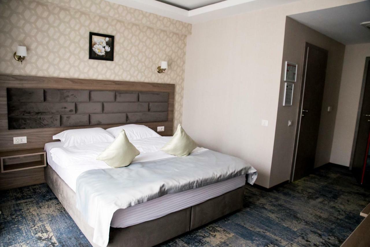 Hotel Yarus Plus Ploieşti Buitenkant foto