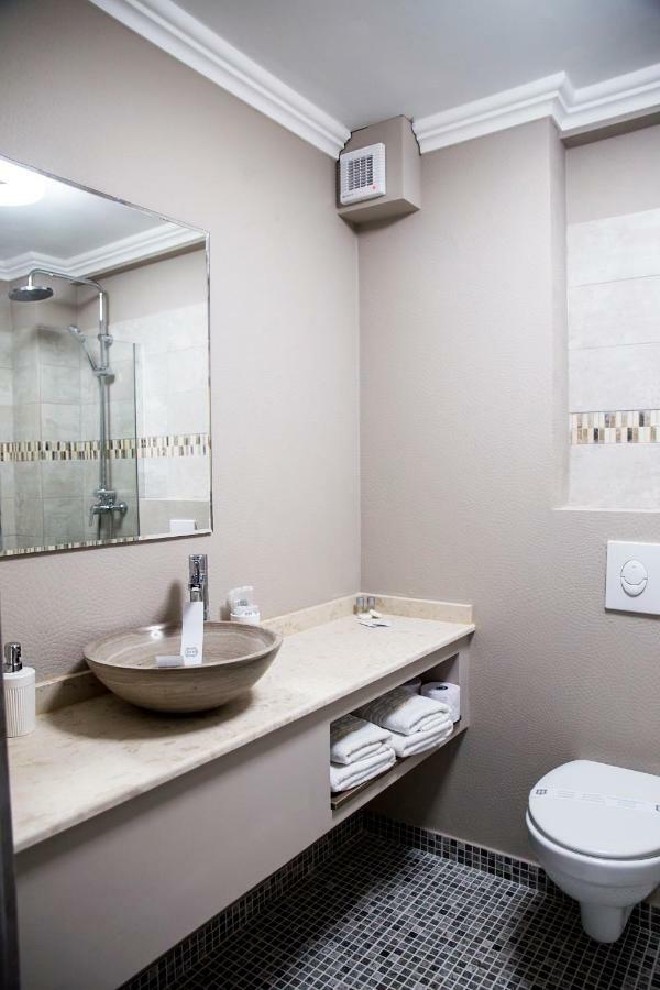 Hotel Yarus Plus Ploieşti Buitenkant foto
