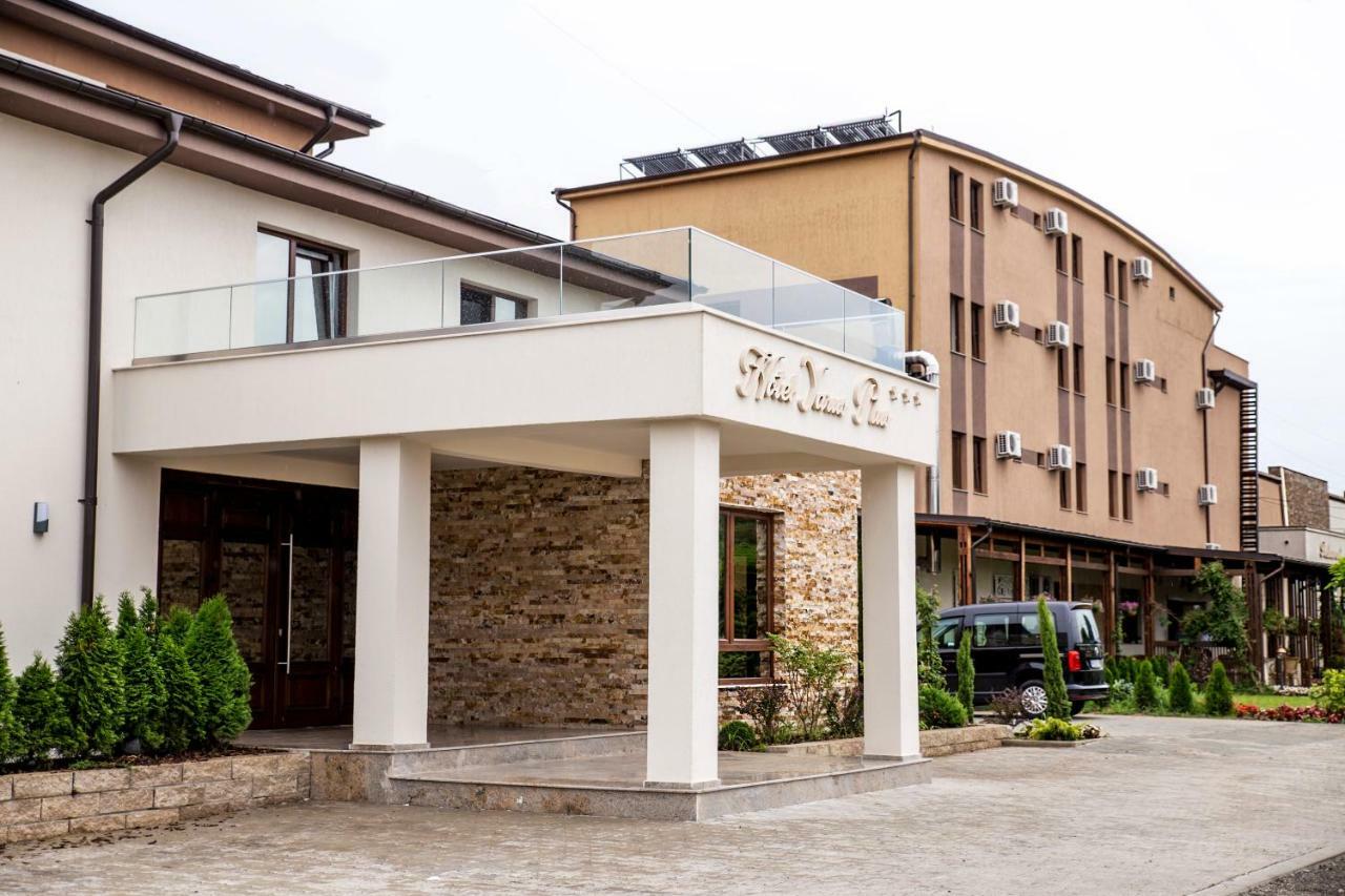 Hotel Yarus Plus Ploieşti Buitenkant foto