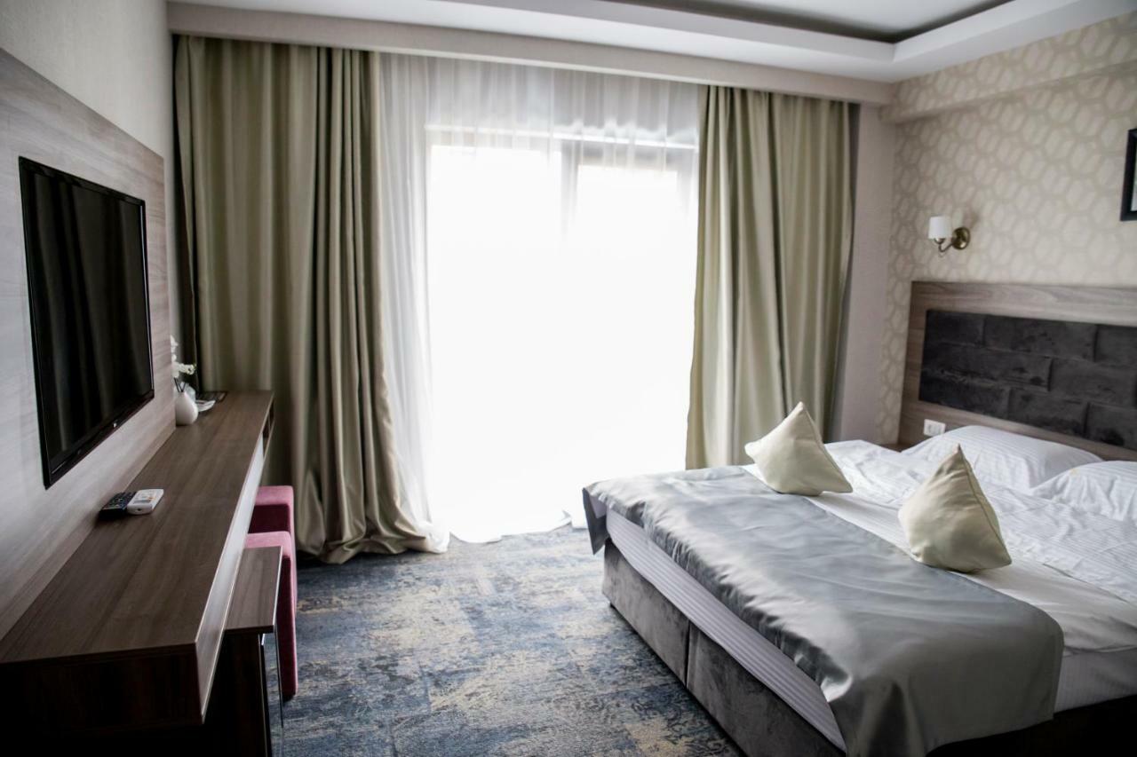 Hotel Yarus Plus Ploieşti Buitenkant foto