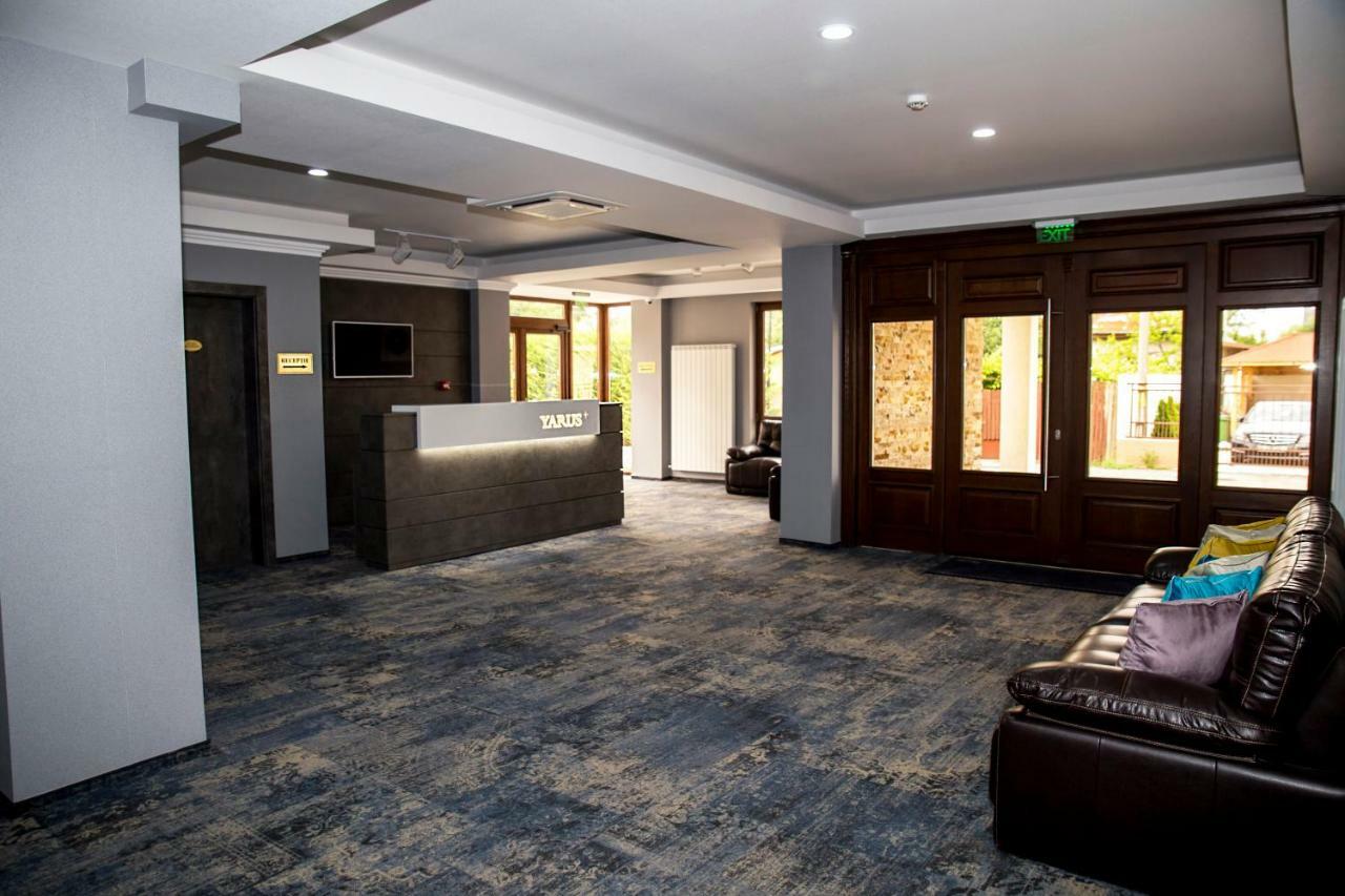 Hotel Yarus Plus Ploieşti Buitenkant foto