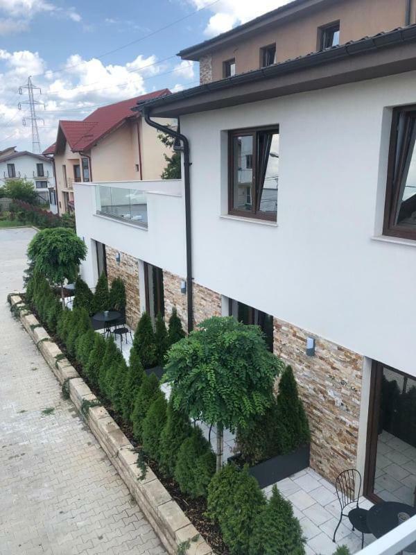 Hotel Yarus Plus Ploieşti Buitenkant foto