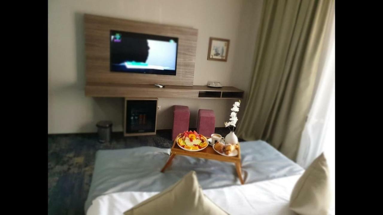 Hotel Yarus Plus Ploieşti Buitenkant foto