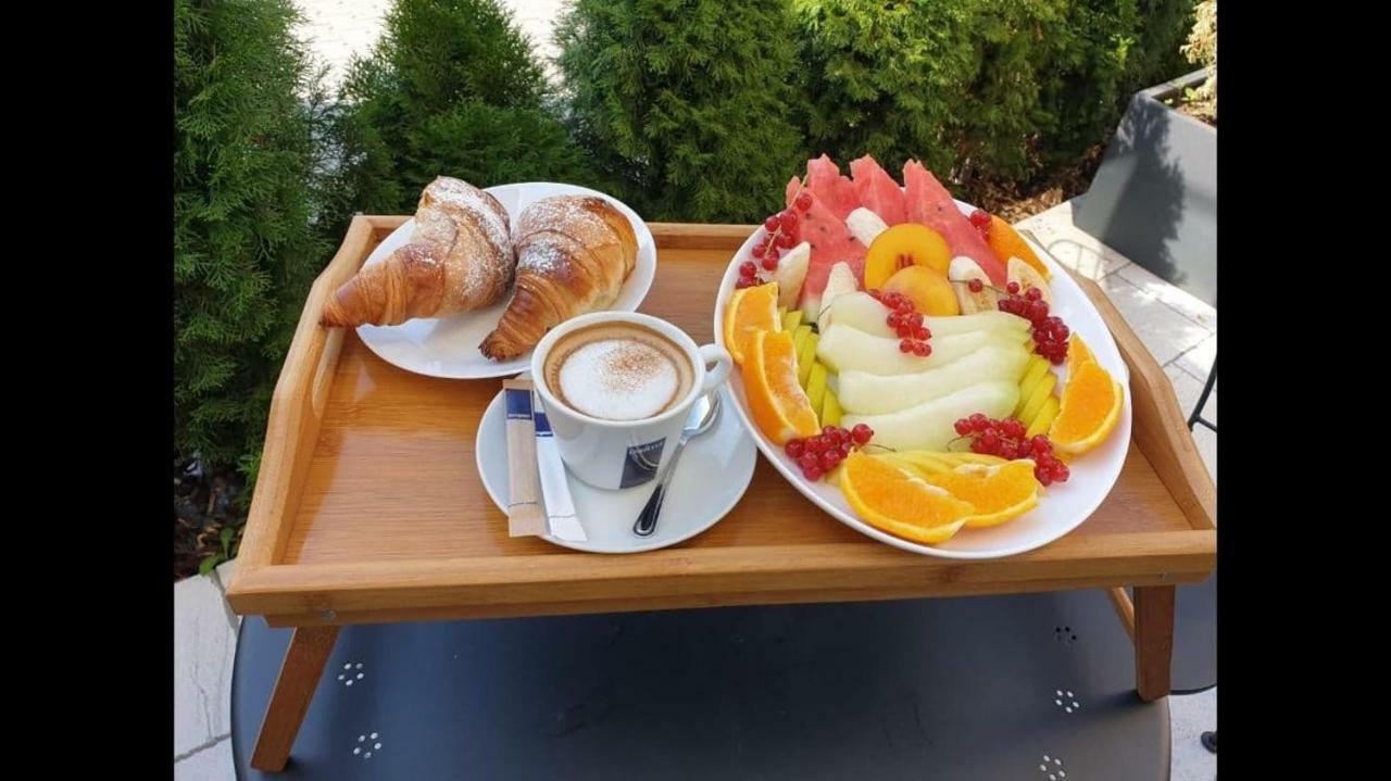Hotel Yarus Plus Ploieşti Buitenkant foto