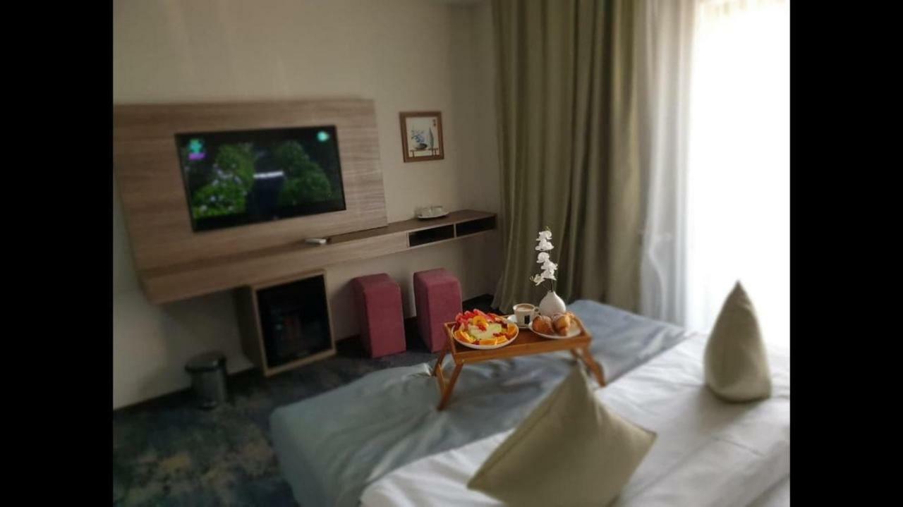 Hotel Yarus Plus Ploieşti Buitenkant foto