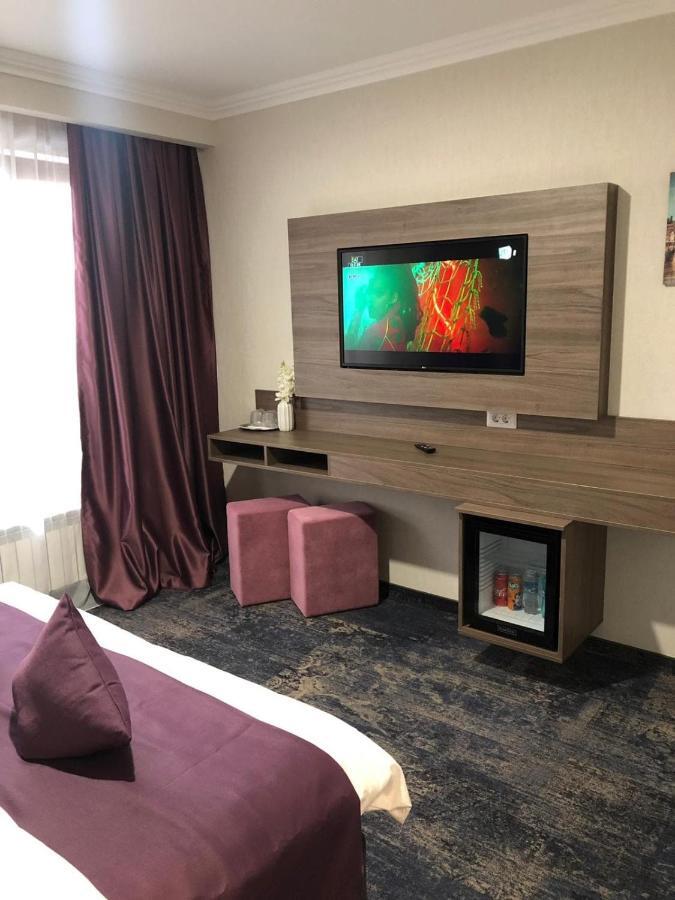 Hotel Yarus Plus Ploieşti Buitenkant foto