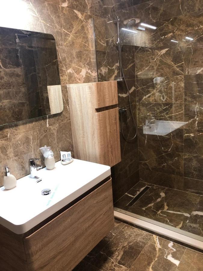 Hotel Yarus Plus Ploieşti Buitenkant foto