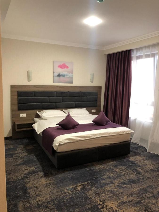Hotel Yarus Plus Ploieşti Buitenkant foto