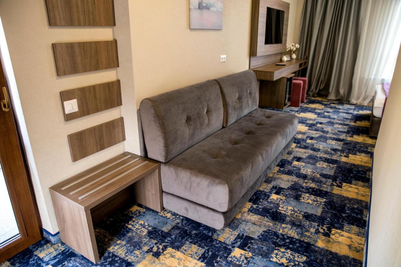 Hotel Yarus Plus Ploieşti Buitenkant foto