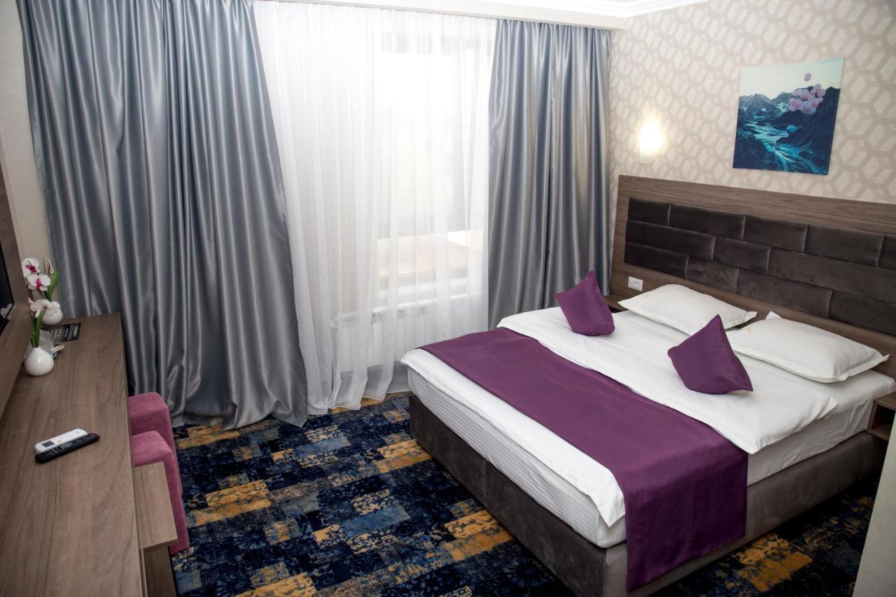 Hotel Yarus Plus Ploieşti Buitenkant foto