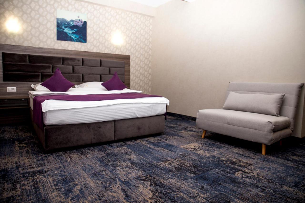 Hotel Yarus Plus Ploieşti Buitenkant foto