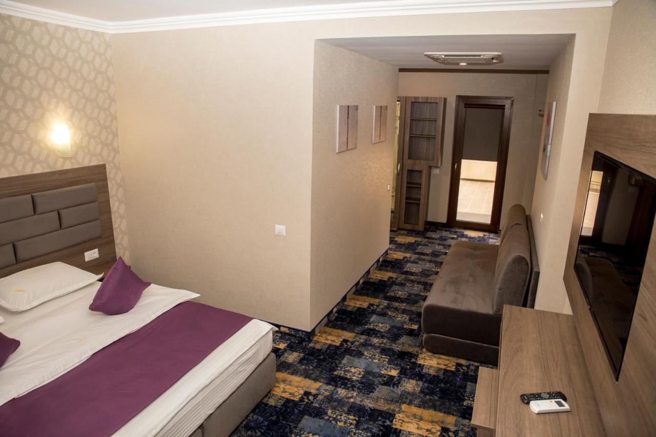 Hotel Yarus Plus Ploieşti Buitenkant foto