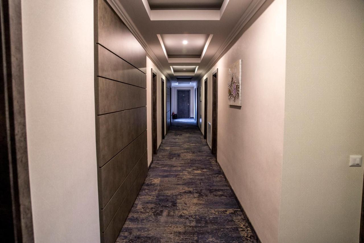 Hotel Yarus Plus Ploieşti Buitenkant foto