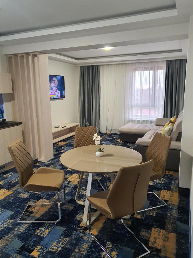 Hotel Yarus Plus Ploieşti Buitenkant foto