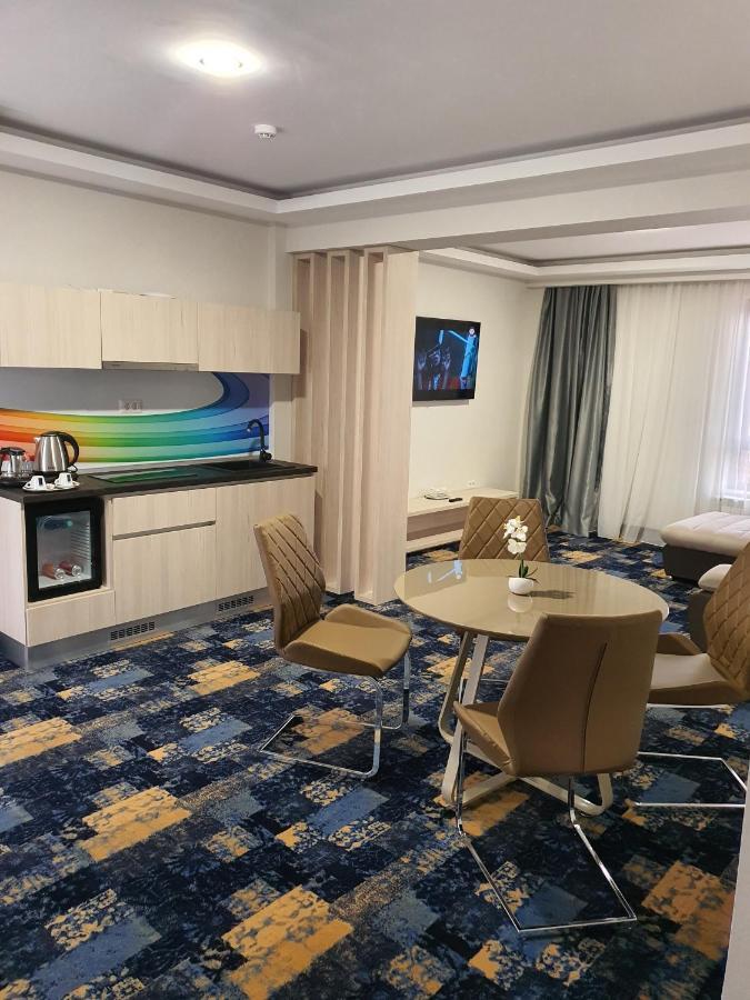 Hotel Yarus Plus Ploieşti Buitenkant foto